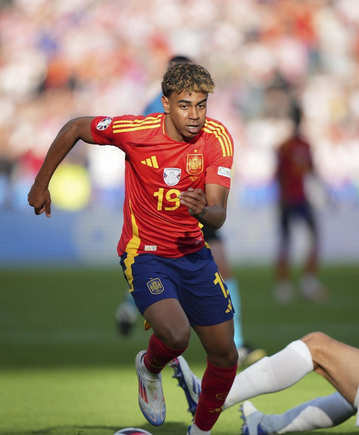 爱游戏官网-赛地聚焦：欧联关键时刻热度飙升，法兰克福再遭质疑，球迷炸锅，赛季目标并未改变的简单介绍